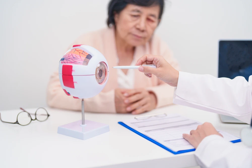 Woman in consultation with an ophthalmologist for cataracts.